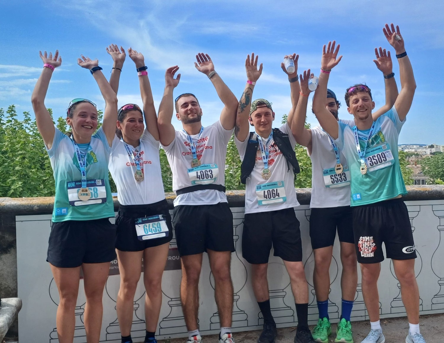 Participants au semi-marathon de Montpellier portant des tee-shirts en hommage aux victimes de Crans-Montana