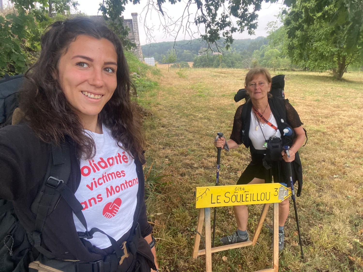 Eoline et sa maman avec le tee-shirt Solidarité victimes Crans Montana