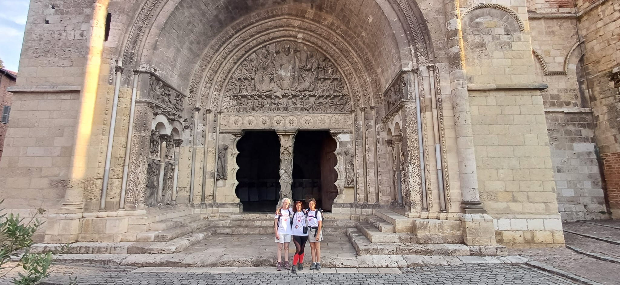 Les trois mamans devant l’abbatiale de Moissac en août 2026